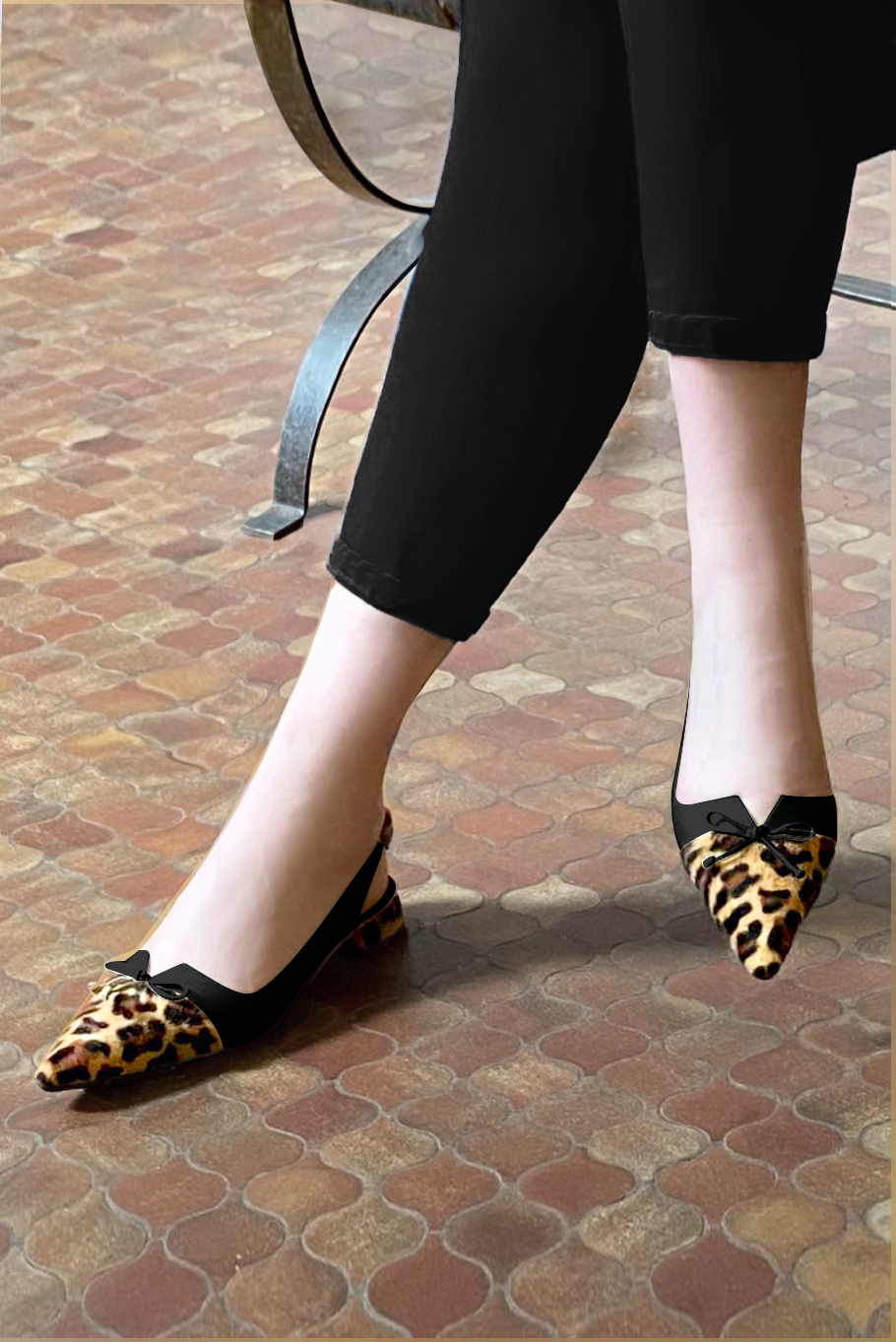 Safari black women's open back shoes, with a knot. Pointed toe. Flat flare heels. Worn view - Florence KOOIJMAN